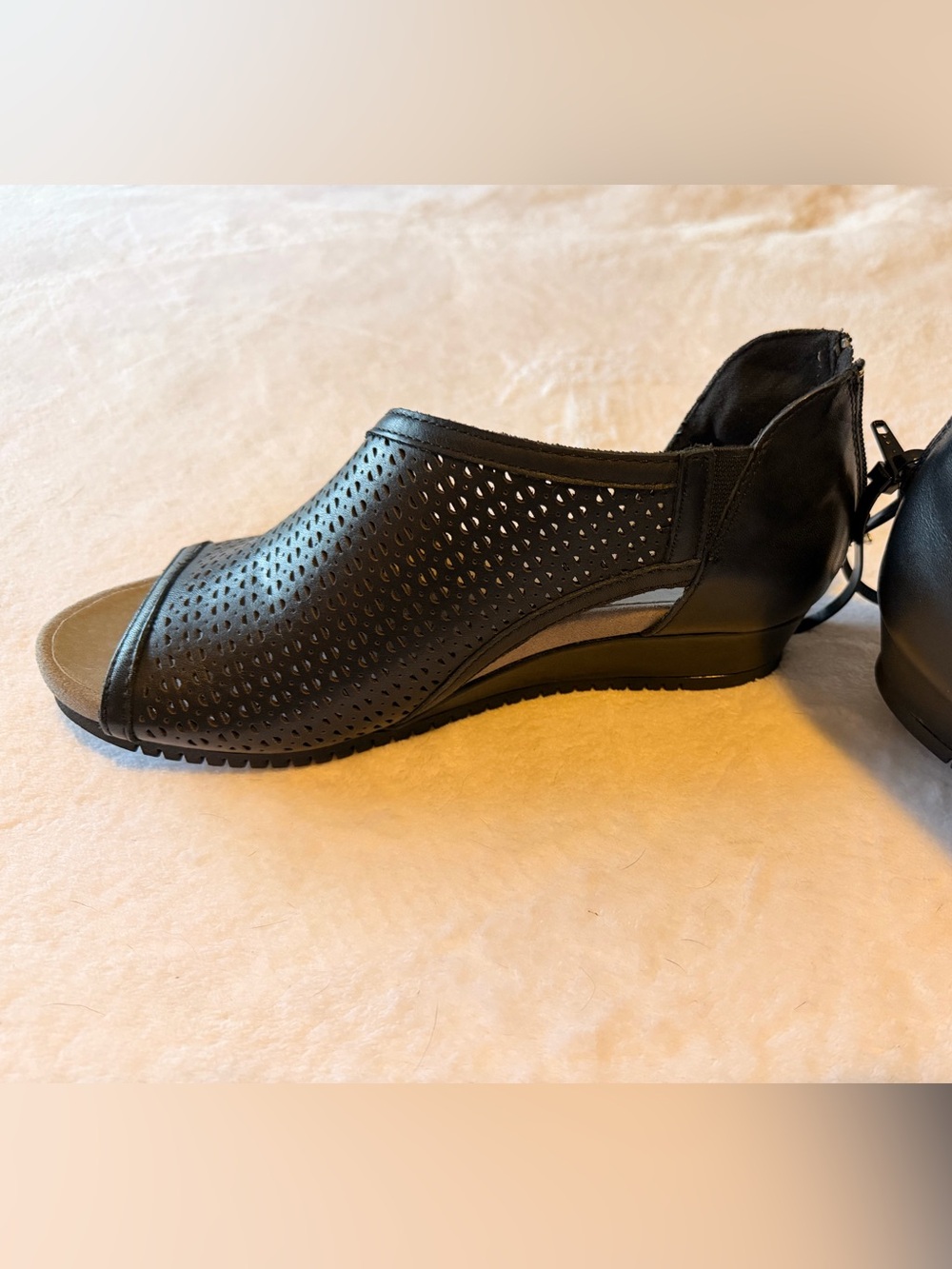 Earth Women's Black Perforated Peep-Toe Wedge Sandals Size 8 - Picture 4 of 7
